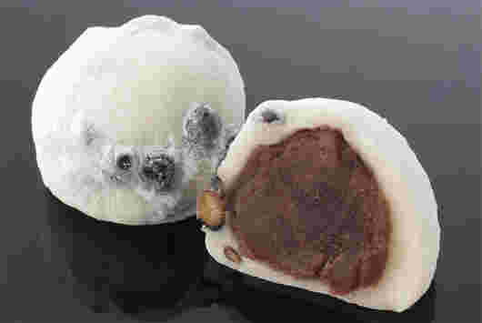 こしあんの半分に割られた豆大福