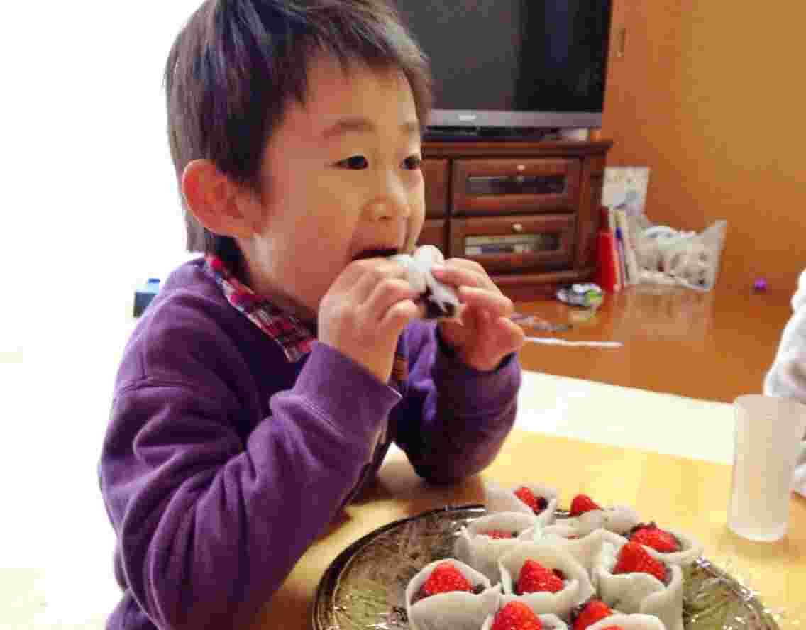 いちご大福を食べる子供