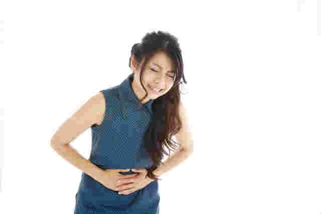 お腹を抑える