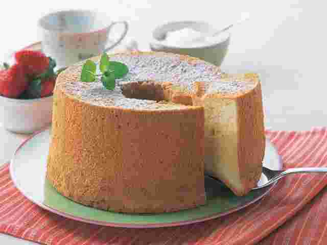 シフォンケーキの一切れをフォークにのせている