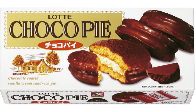 長方形の箱に半分カットされてチョコパイと丸い2個のチョコパイが並べられている