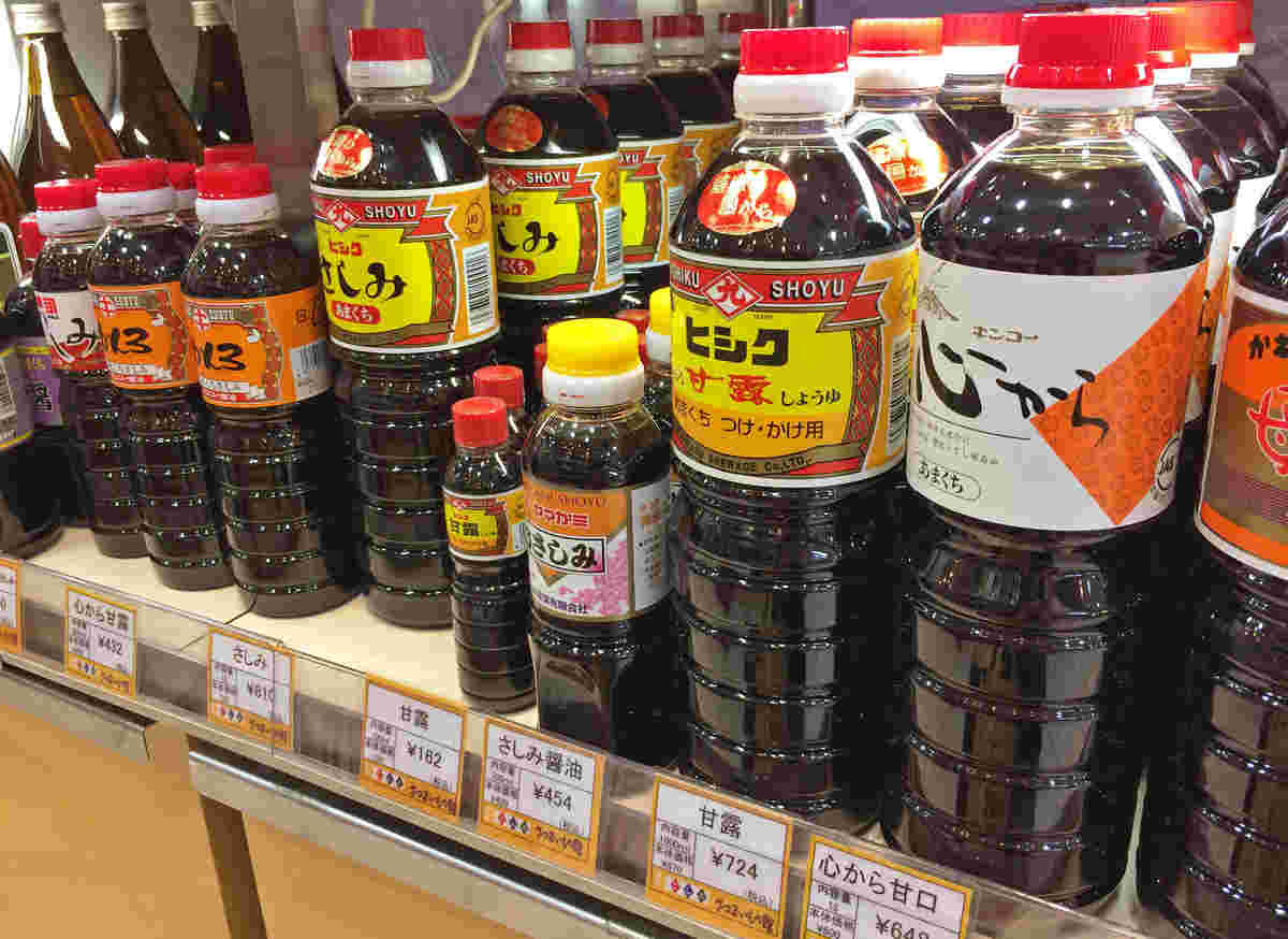 陳列棚に並ぶ九州の甘口醤油