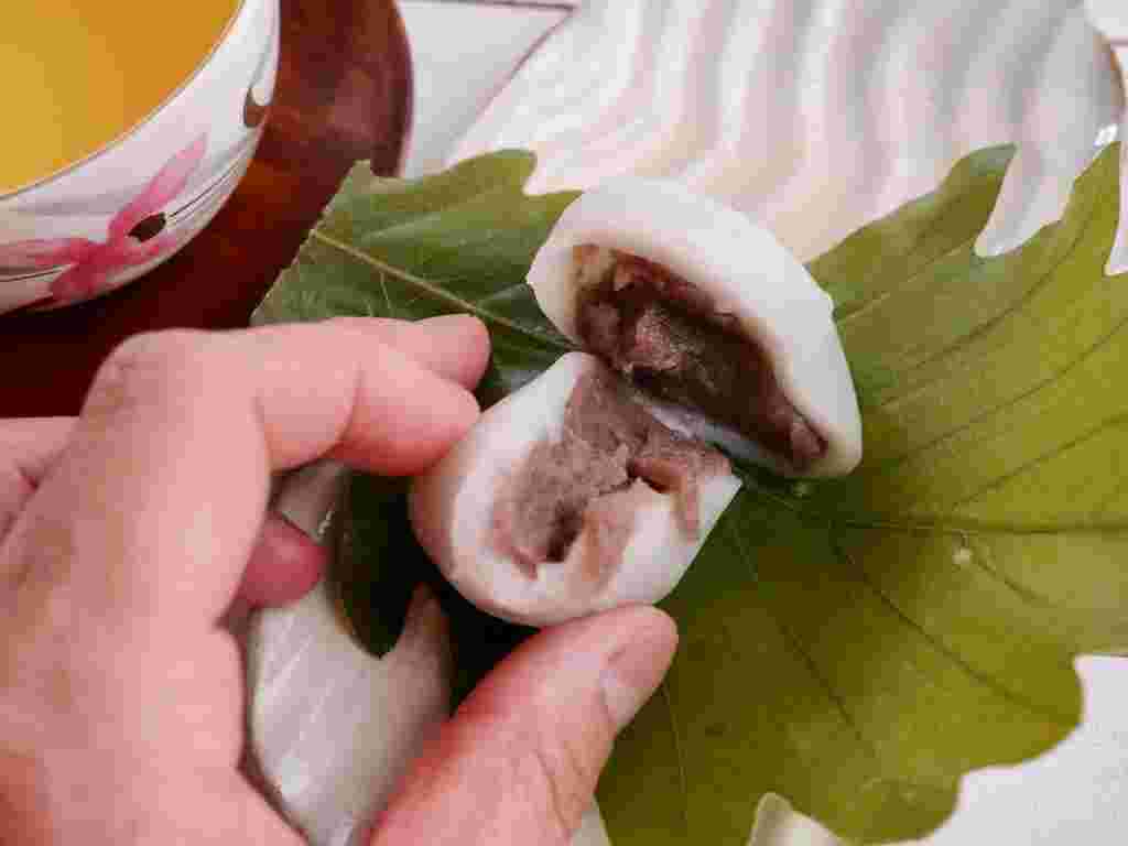 柏餅のお餅を手で持っている様子