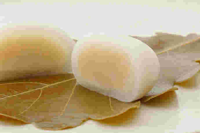 味噌あんの柏餅の中身が見える様子