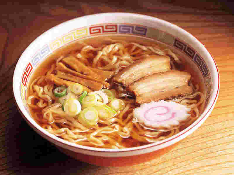 美味しそうな醤油ラーメンが盛られている様子