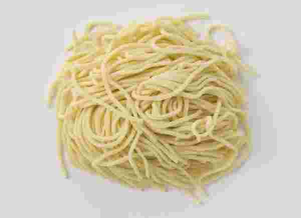 店舗などで使用される生麺タイプの中華麺