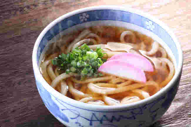 器に盛られたかけうどん