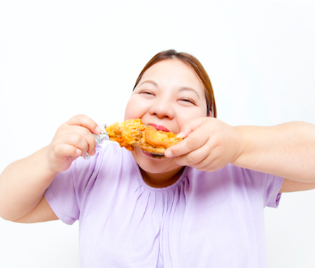 たくさん食べている女性の様子
