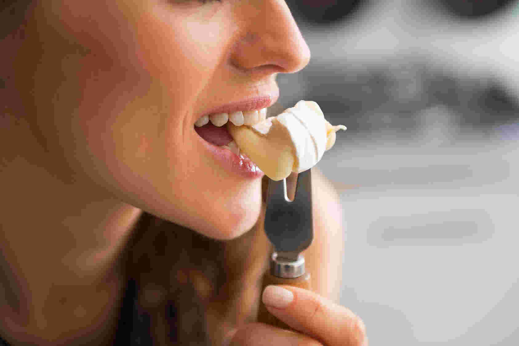 チーズを食べている画像