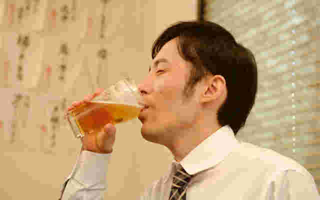 お酒を飲んでいる男性