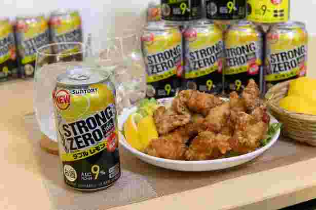 ストロングゼロと皿に盛り付けられた唐揚げ