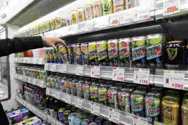 コンビニに並んでいるストロングゼロを手に取る人