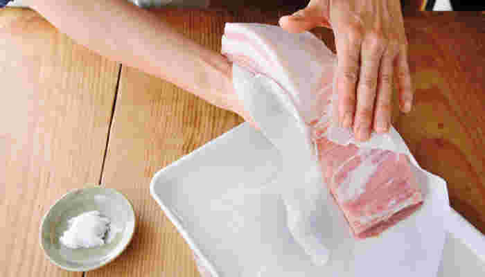 塩を準備して豚バラ肉の水分をとっている