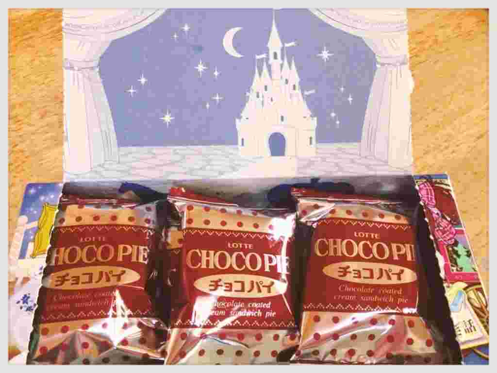 長方形の箱の中にチョコパイと書かれた袋が3つ並んでいる