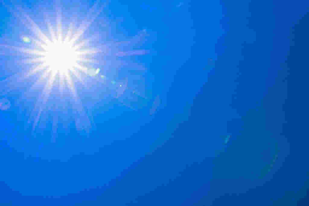 夏空に降り注ぐ強い日差し