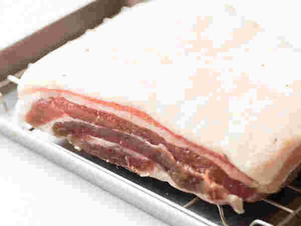 トレイの上にパンチェッタがのっている