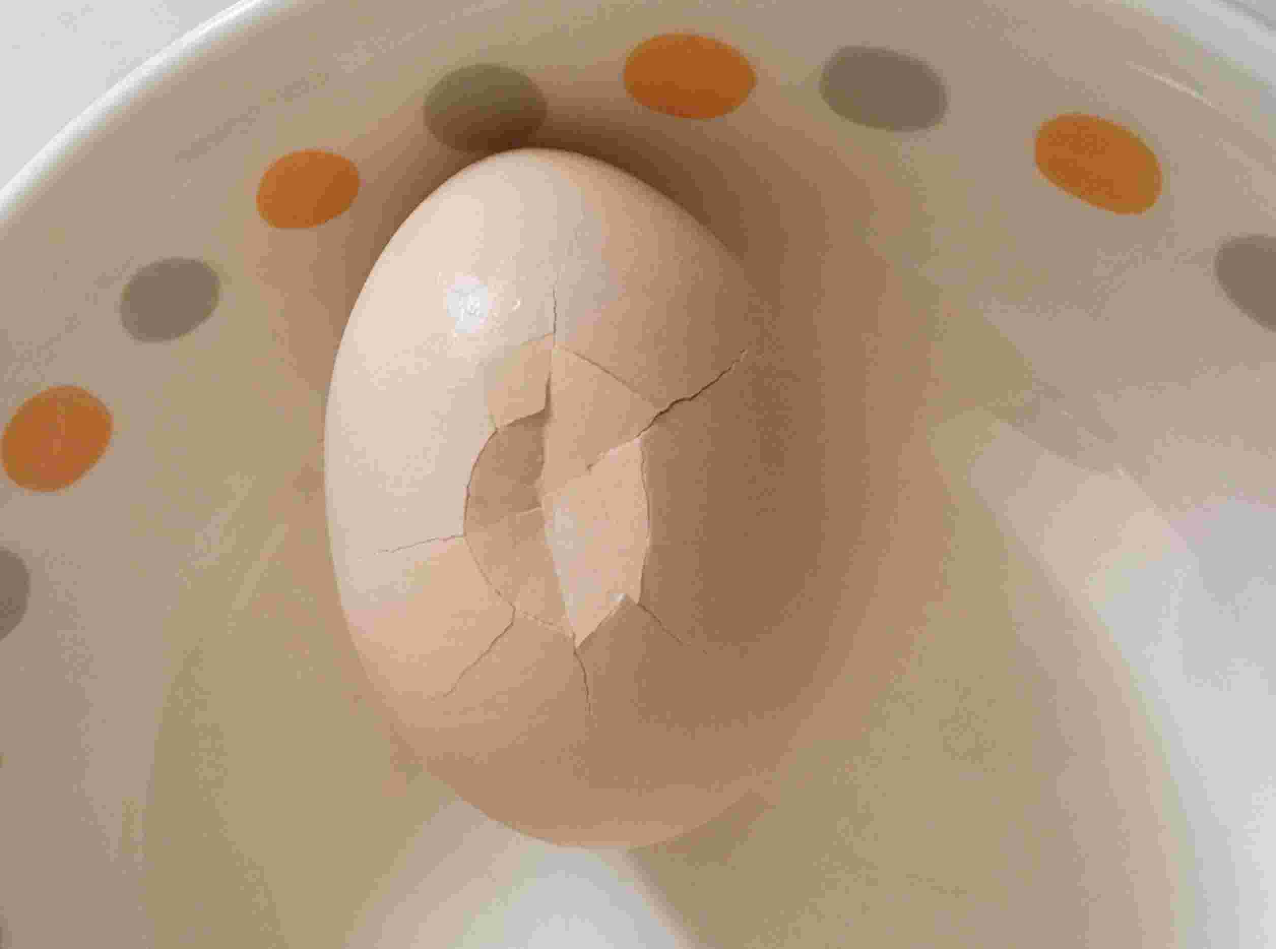 ひびの入ったゆで卵の様子