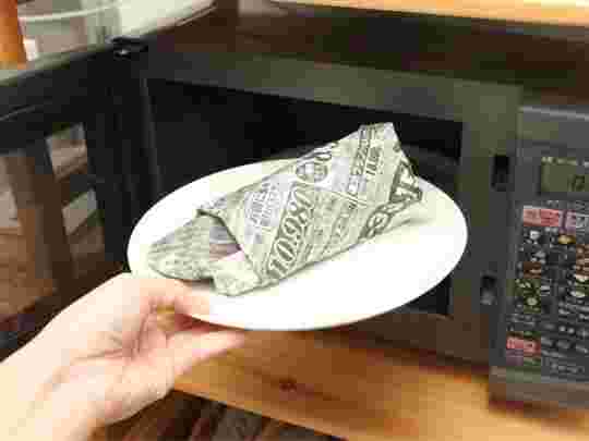 芋を新聞紙で包んでレンジに入れる
