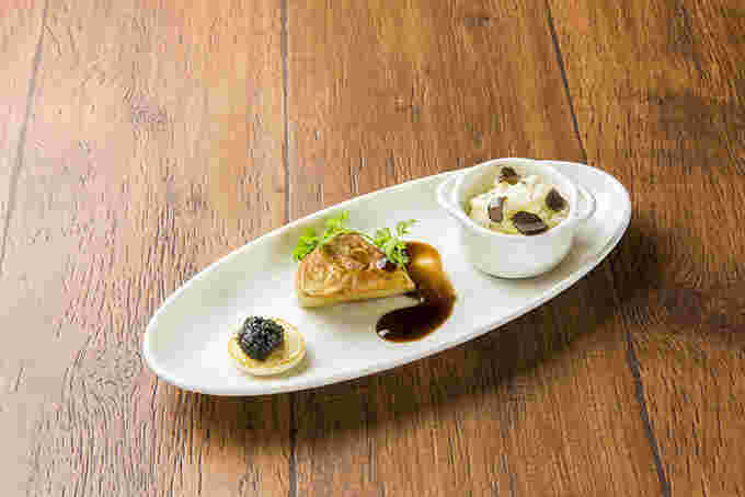 世界三大珍味の料理を少しずつ乗せたプレート
