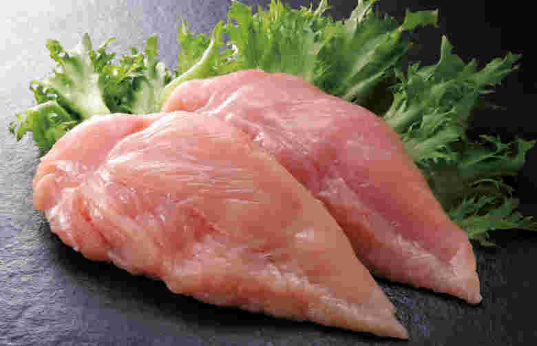 加工される前の鶏むね肉