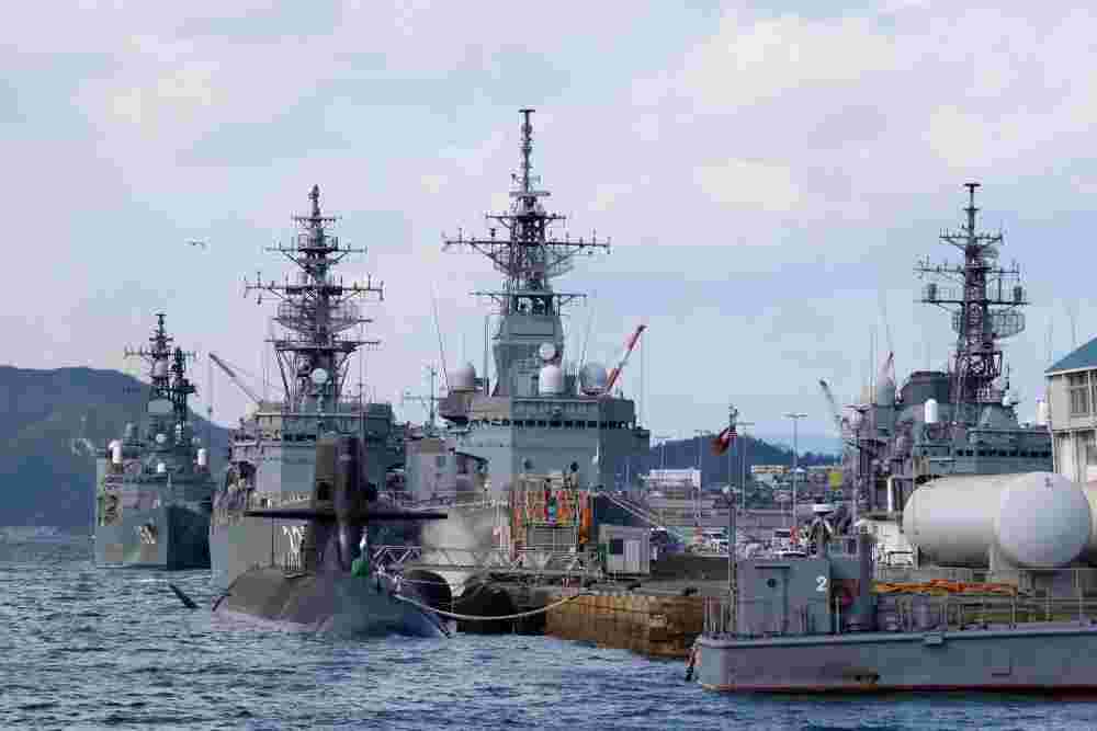 広島呉市の海に停泊中の戦艦