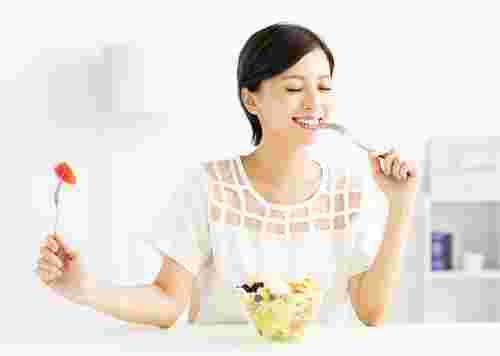 野菜を食べる女性