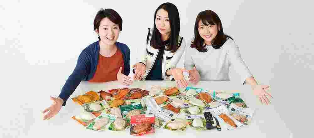 各メーカーのサラダチキンを並べて紹介する女性たち