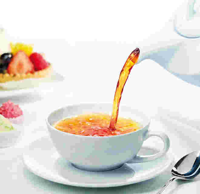 紅茶を入れている画像