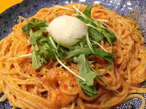 洋麺屋五右衛門の湯葉と海老とモッツァレラチーズのトマトクリーム温泉卵添え