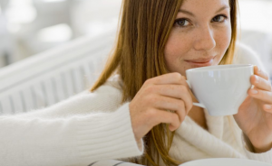 紅茶を飲んでいる女性の画像