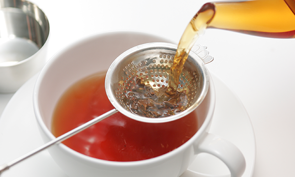 紅茶を注ぐ画像