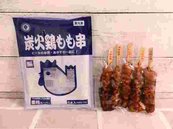 壁に並べた焼き鳥