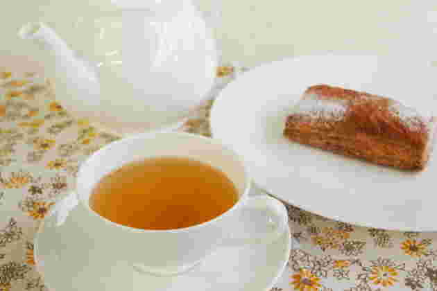 焼き菓子と紅茶の画像