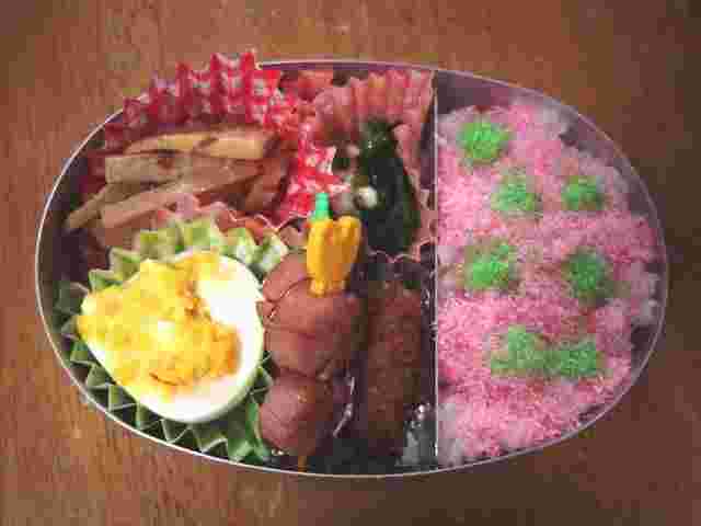 桜でんぶをご飯にふりかけてあお弁当