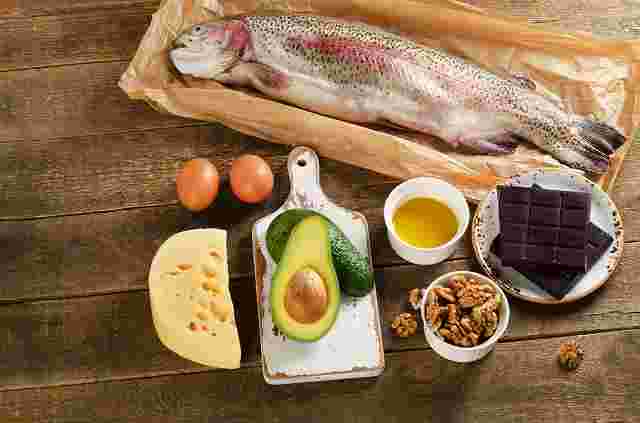 脂質の含まれる食材（魚、チーズ、卵、アボカド、オイル、くるみ、チョコレートなど）を並べて紹介
