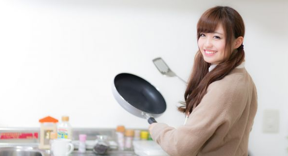 自炊をする女性