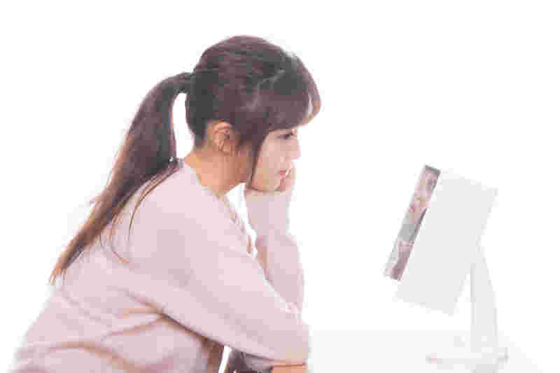 鏡を見つめている女性