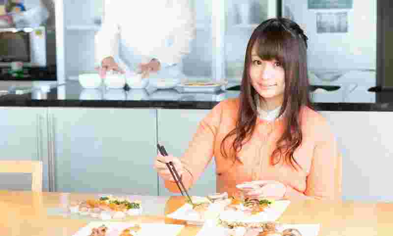 食事をしている女性
