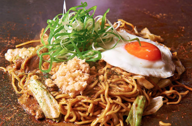 目玉焼きがのった美味しそうな焼きそば