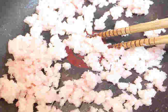 でんぶをフライパンで炒り煮にする