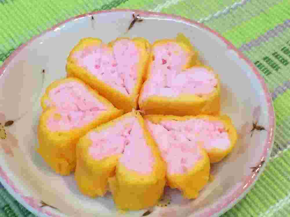 桜でんぶを使ったハート型のたまご焼き