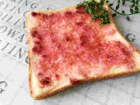 食パンに桜でんぶをのせたトースト