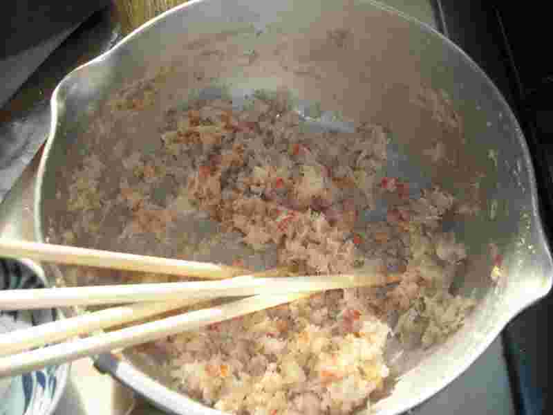 でんぶを鍋で作っているところ