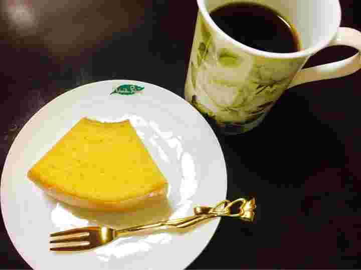 コーヒーと一緒に食後のデザートとして皿にのせれらたバームクーヘン