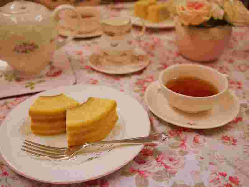 紅茶に添えて皿にのせられたバームクーヘン