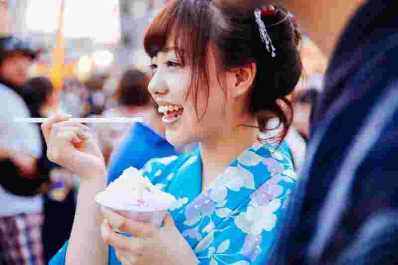 かき氷を食べる女性