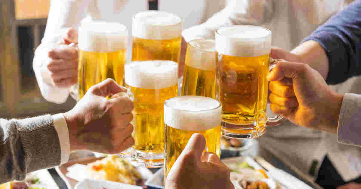 ビールで乾杯している