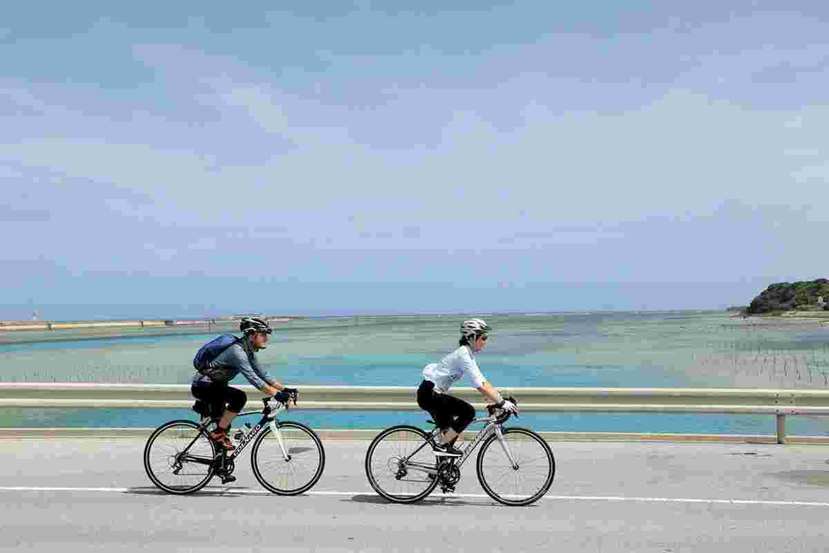 海沿いをサイクリングしているところ