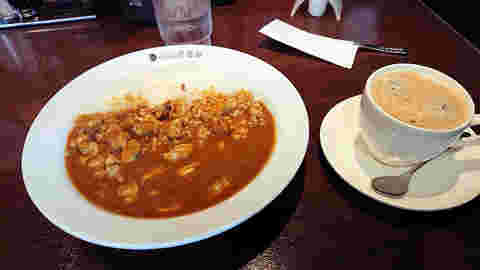 たっぷりあさりカレーとカフェオレ