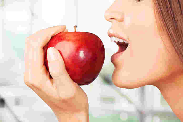 りんごを食べようとする女性の口元